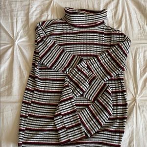 Cropped turtleneck. 🌼